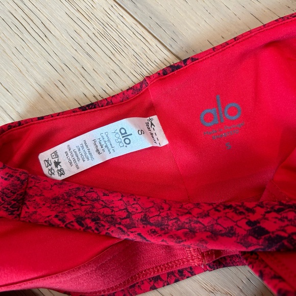 Alo Red Vapor Crop - Picture 4 of 4